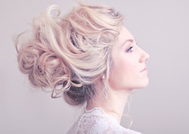 How to choose the right hairstyle for your wedding photoshoot?